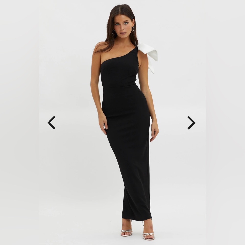 Selfie Leslie Elegant Black One-Shoulder Dress